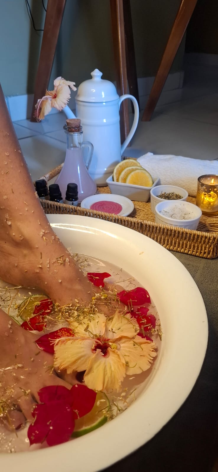 Terapeuta preparando bandeja de atendimento